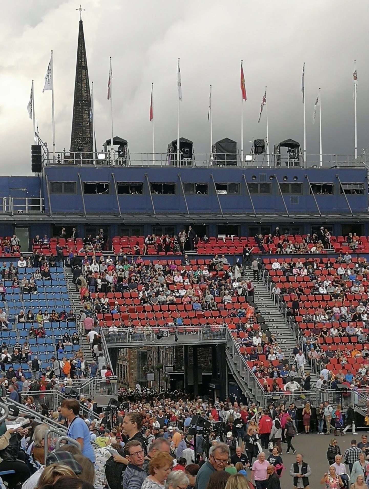 Tribune nel piazzale del castello affolate di gente