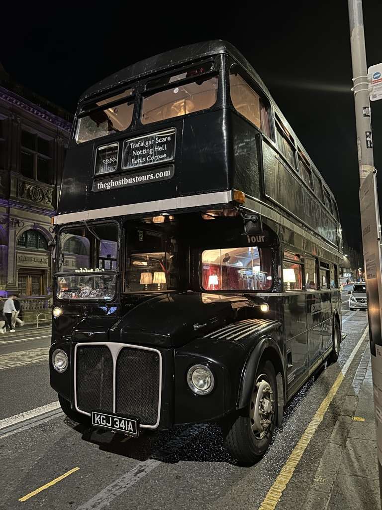 Pullman storico 'The ghost bus tour' di notte