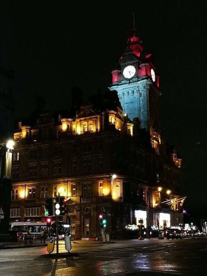 Balmoral Hotel di notte, strada davanti deserta