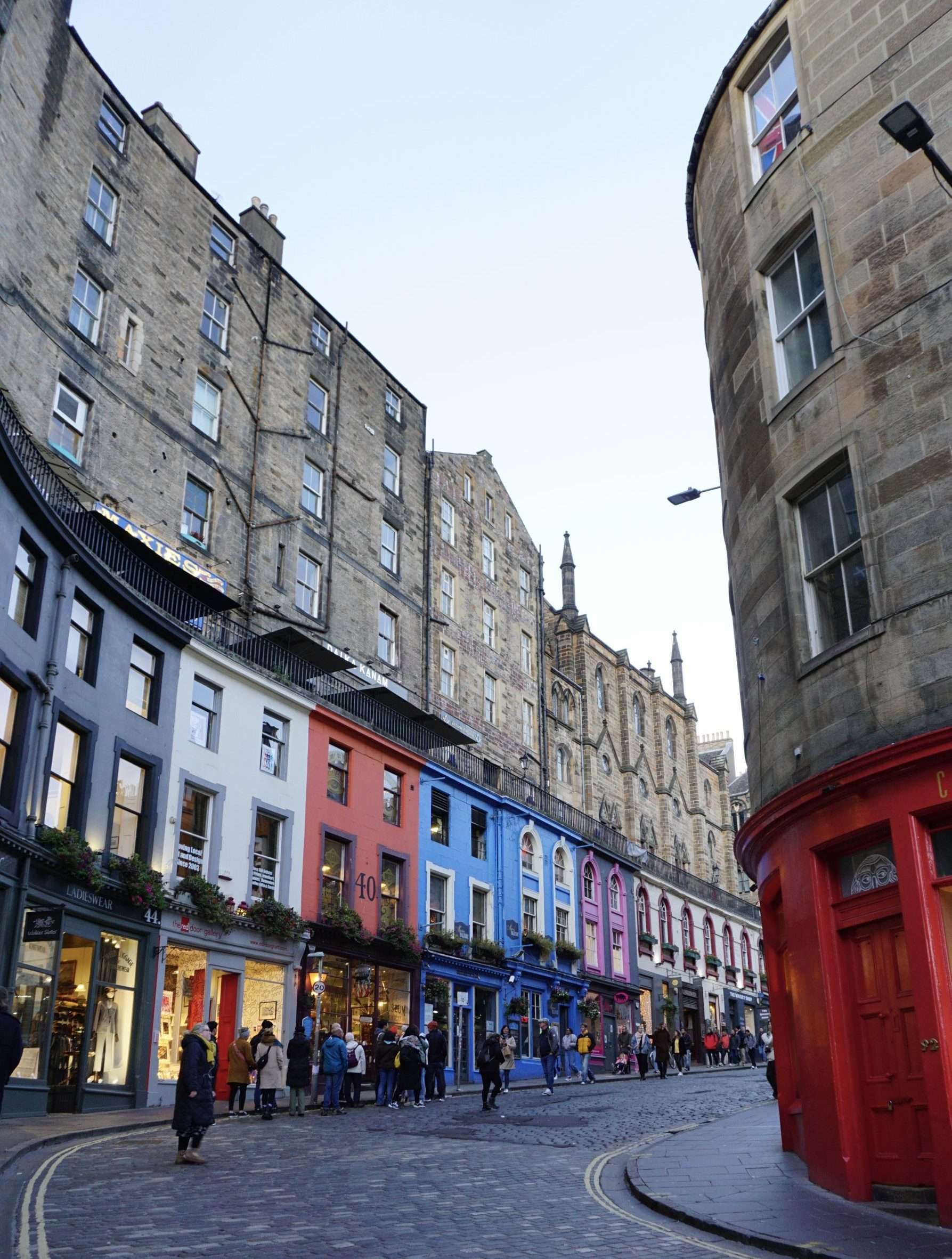 Strada curvata con edifici colorati
