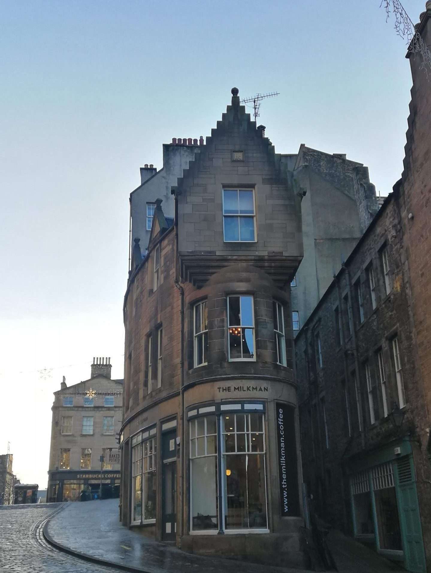 Strada con edificio a punta