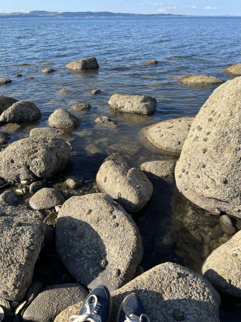 Sassi di pietra sul mare