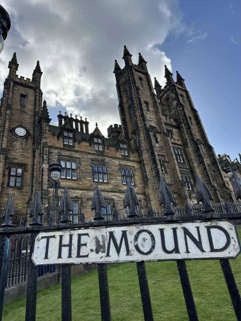 Palazzo stile gotico 'The mound'