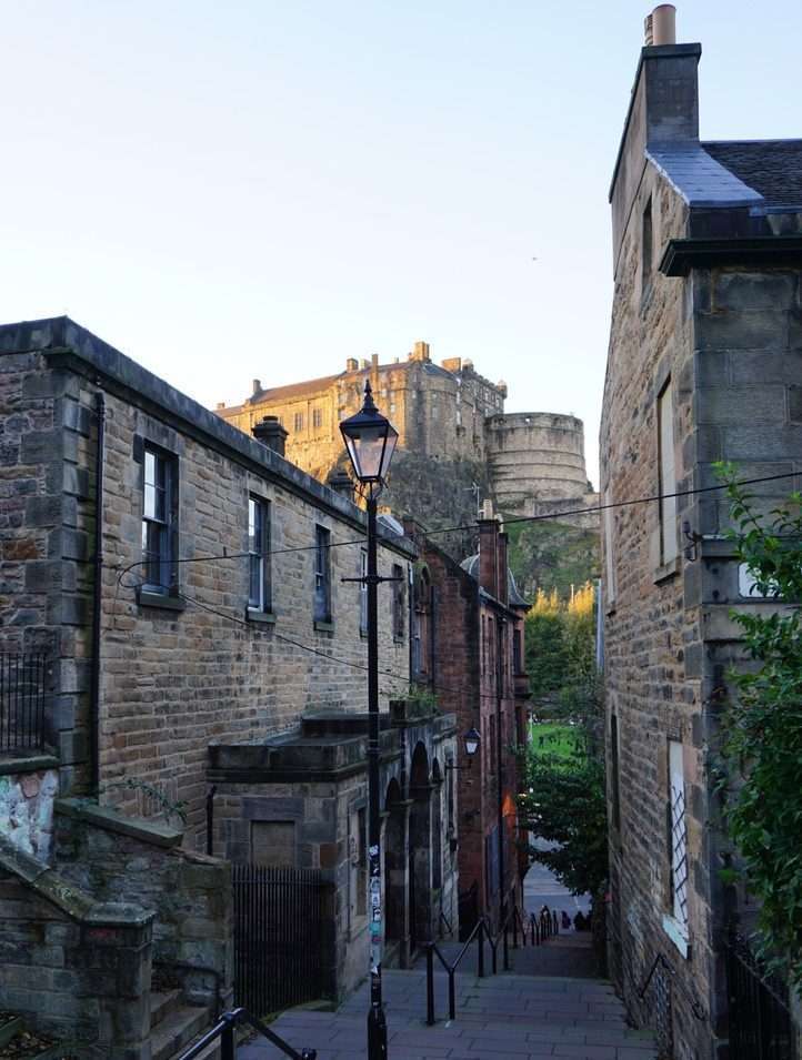 Scalinata centro storico tra edifici e castello in cima