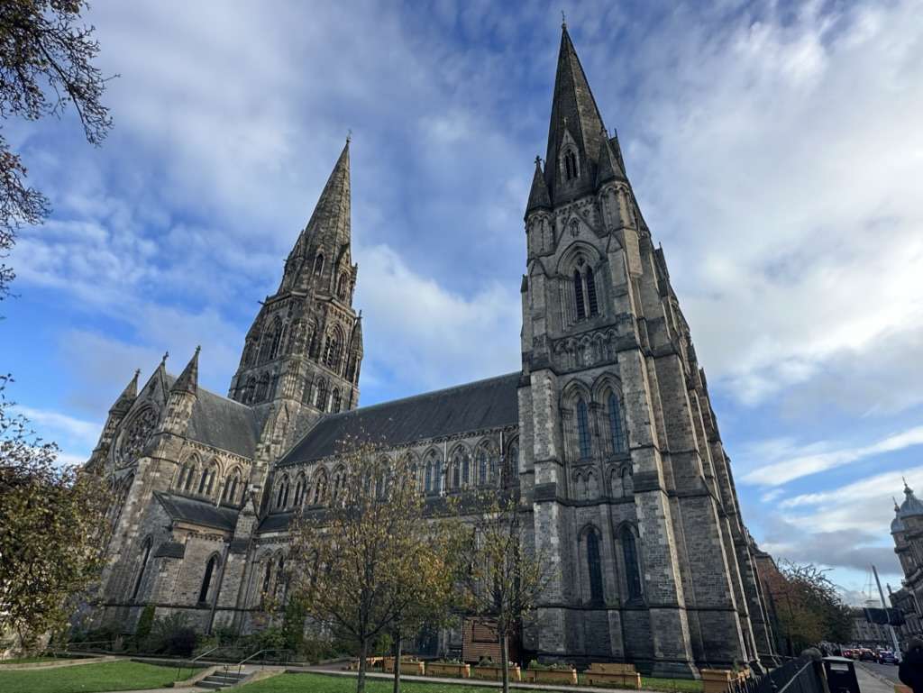 Esterno di una chiesa su prato a Edimburgo, a confronto con Londra