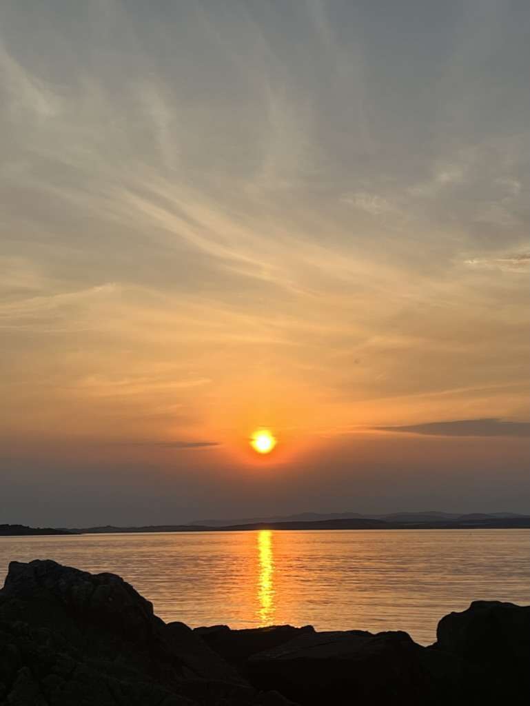 mare con sole al tramonto riflesso su mare