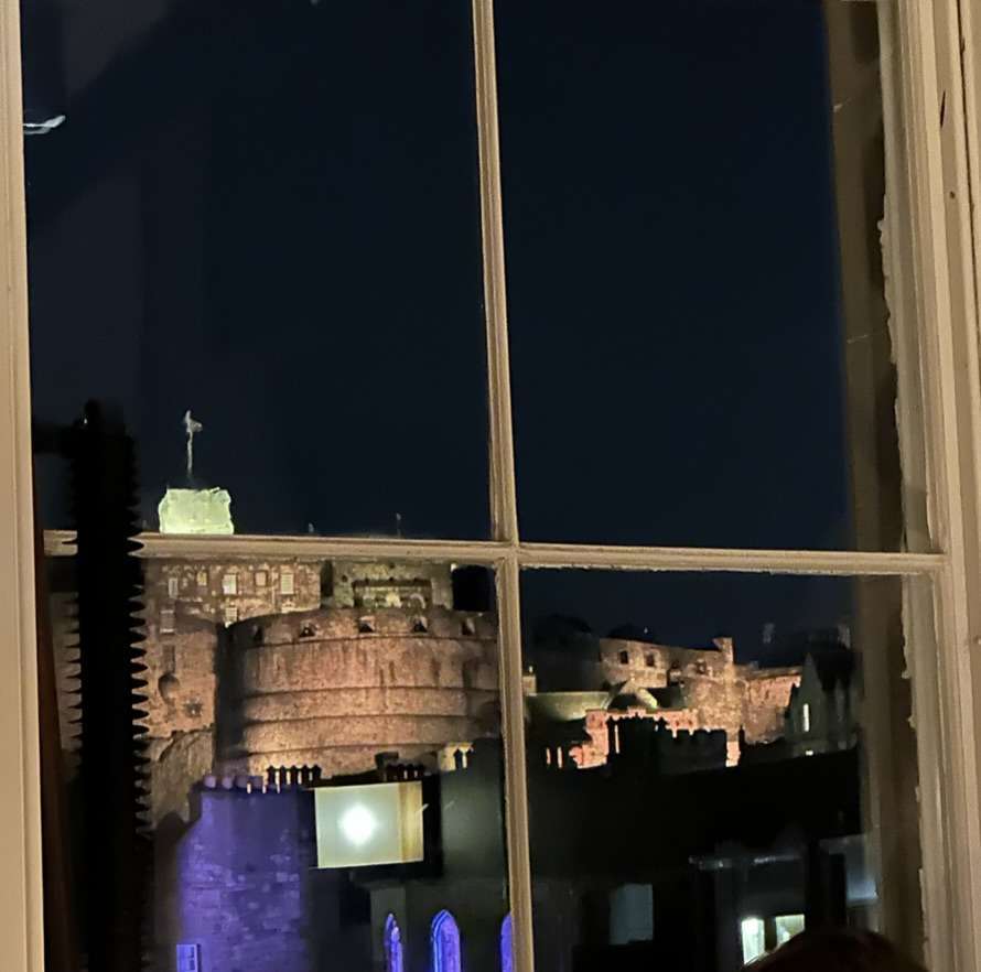 Finestrone su castello Edimburgo di notte