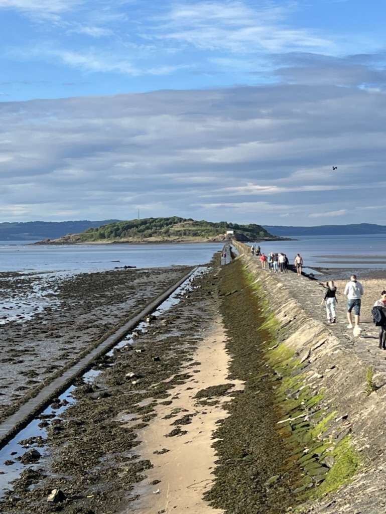 cammino tra costa e isola nel mare