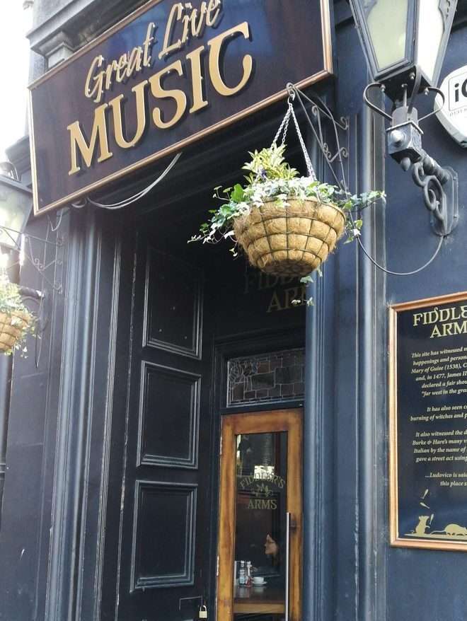 Esterno porta d'ingresso legno 'Great live music'