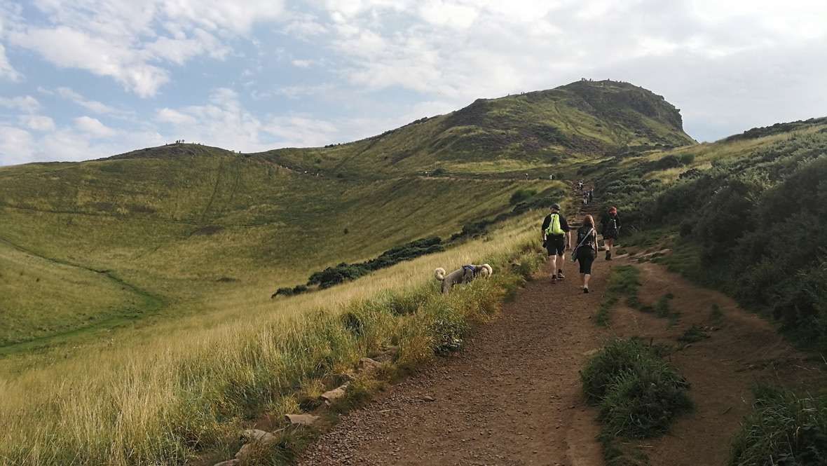 Sentiero in salita su collina arthur seat