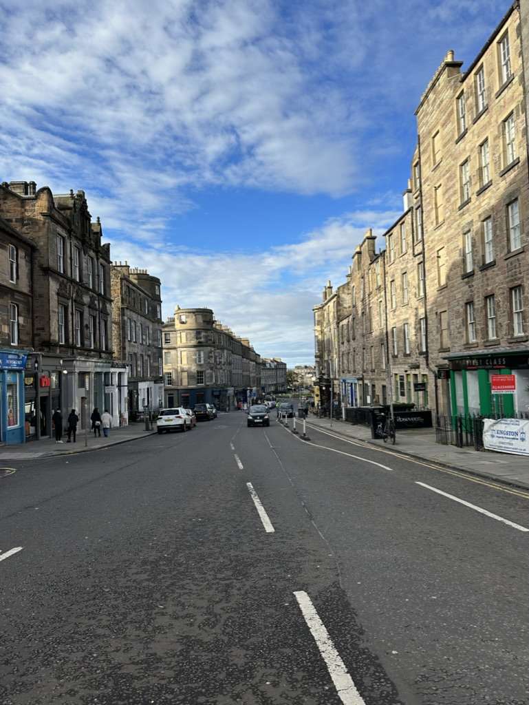 Strada con edifici ai lati