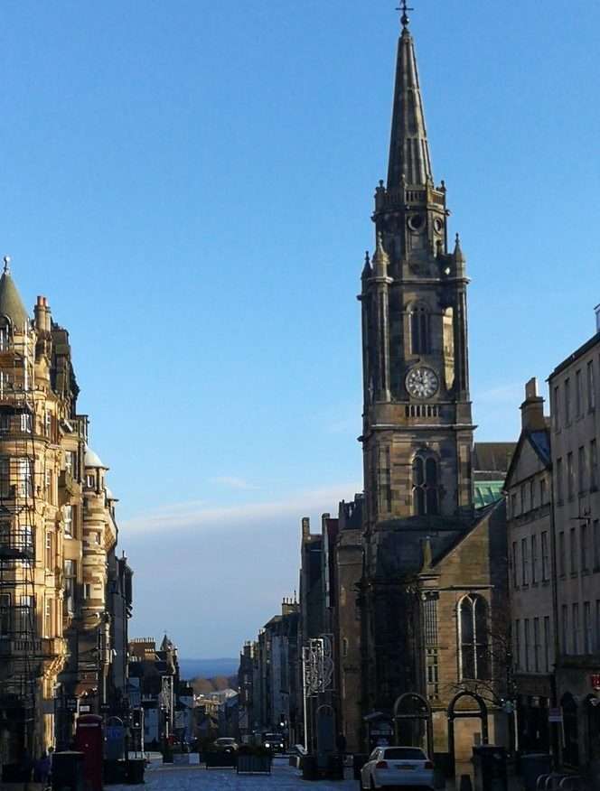 Strada centro storico con chiesa