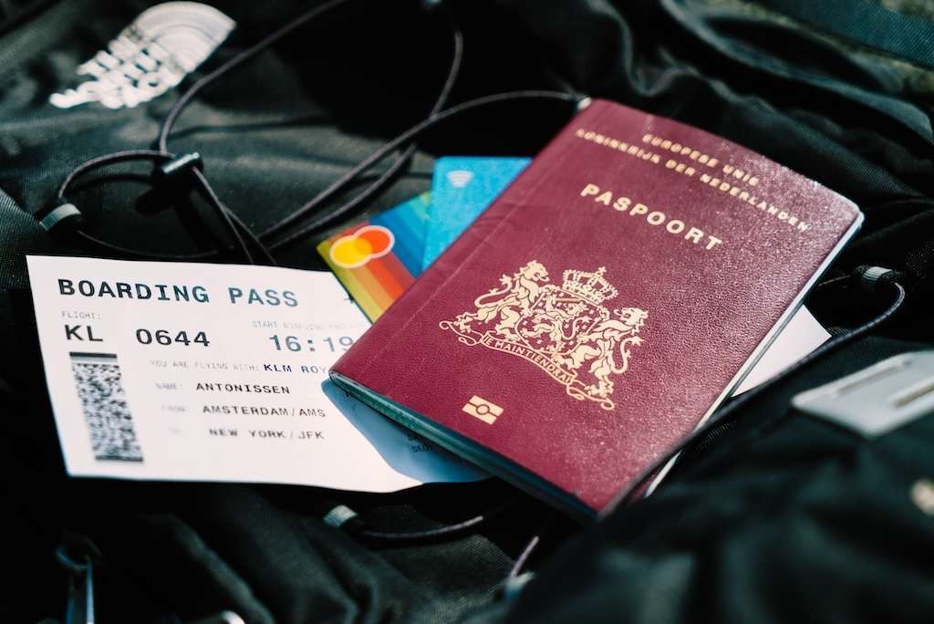 Passaporto olandese vicino a carte di credito e boarding pass