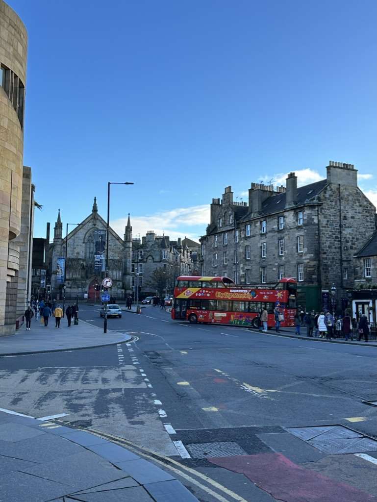 Strada con bus rosso e chiesa in fondo