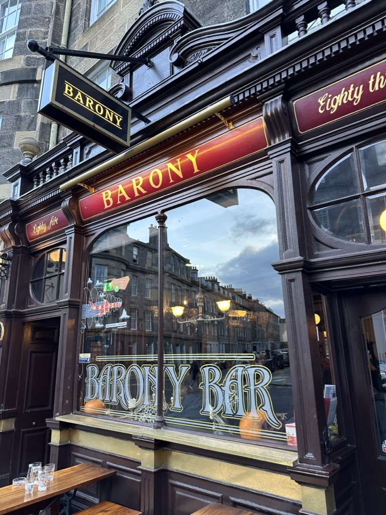 Esterno pub in legno marrone scuro 'Barony bar' Edimburgo