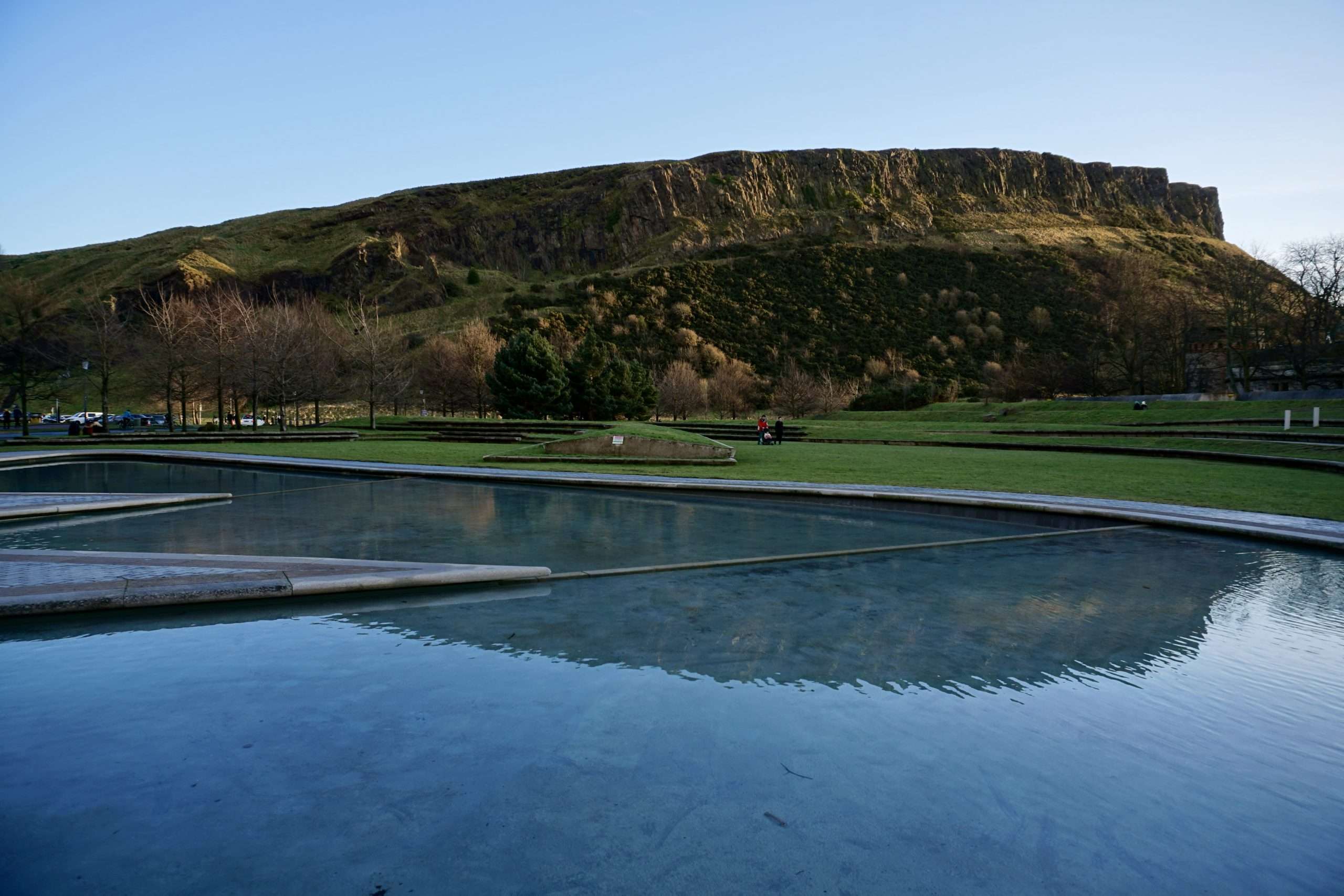 Vista collina di Arthur Seat con riflesso nel lago in primo piano