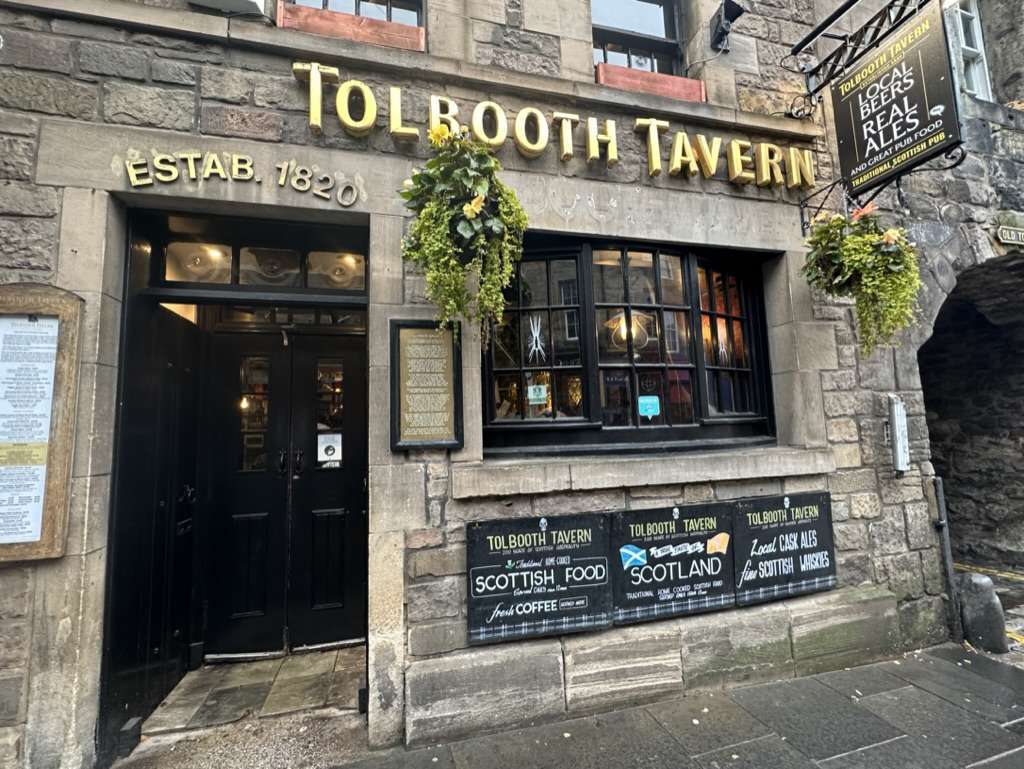 Esterno del pub 'Toolboth tavern' con finestra e porta d'ingresso