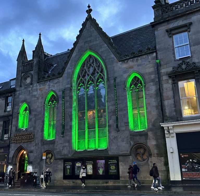 foto dell'esterno della chiesa sconsacrata Frankestein di notte a Edimburgo