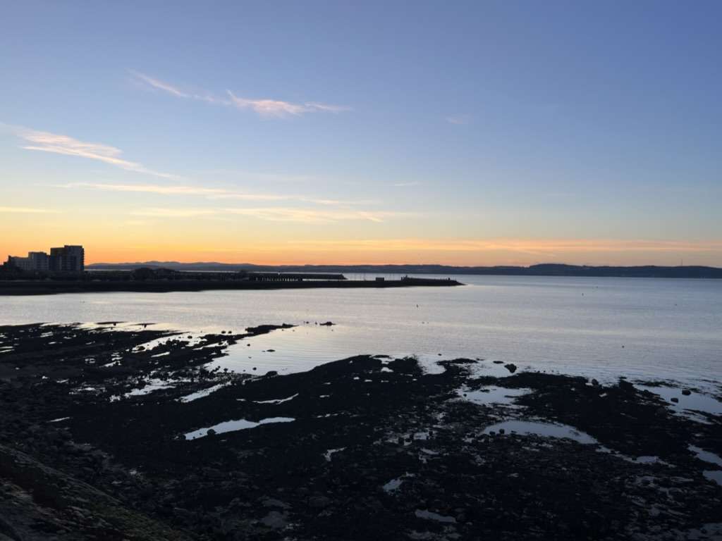 Foto mare a Newhaven Edimburgo con colori del tramonto in lontananza