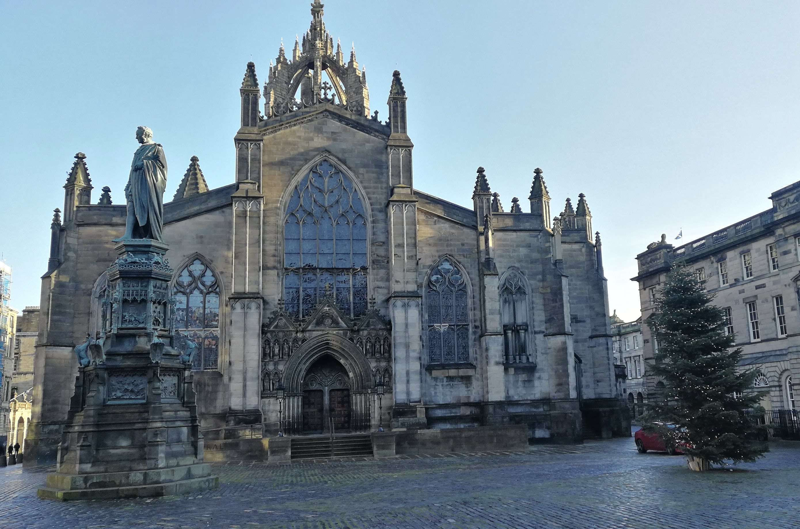 Facciata cattedrale St Giles di Edimburgo a Natale con albero di Natale