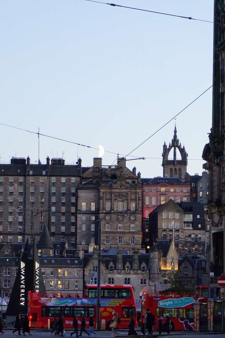 Edifici a schiera con cupola chiesa e bus rosso