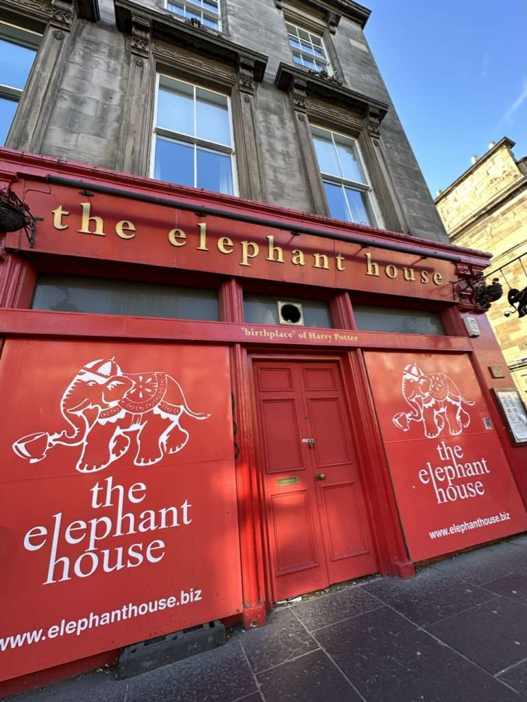 Facciata edificio rosso the elephant house Edimburgo