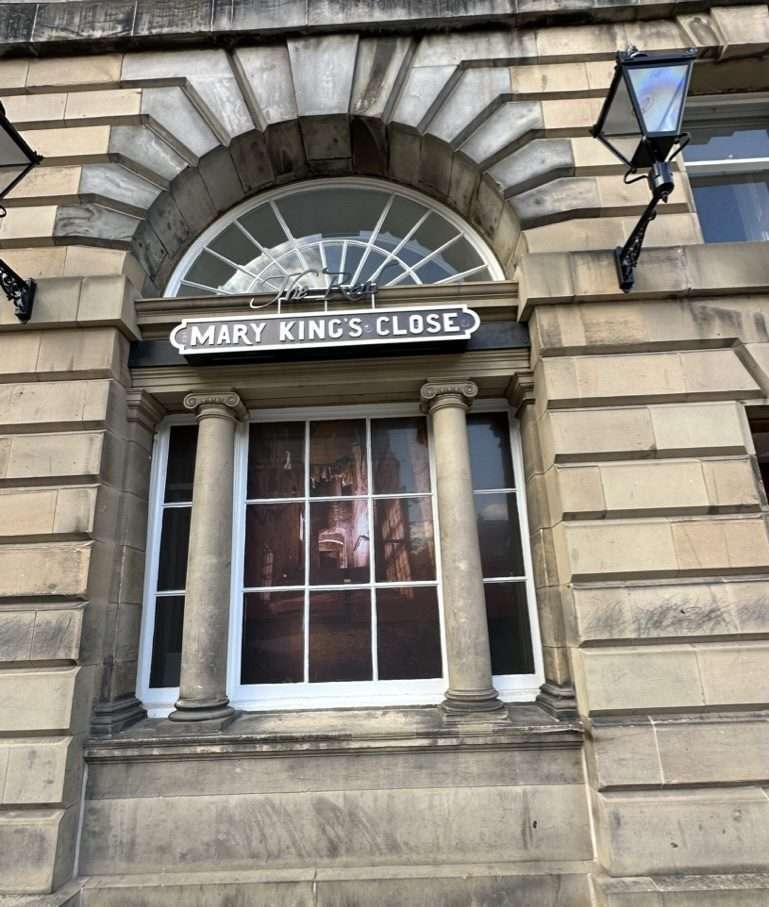 finestra dall'esterno di Mary Kings Close, curiosità su Edimburgo