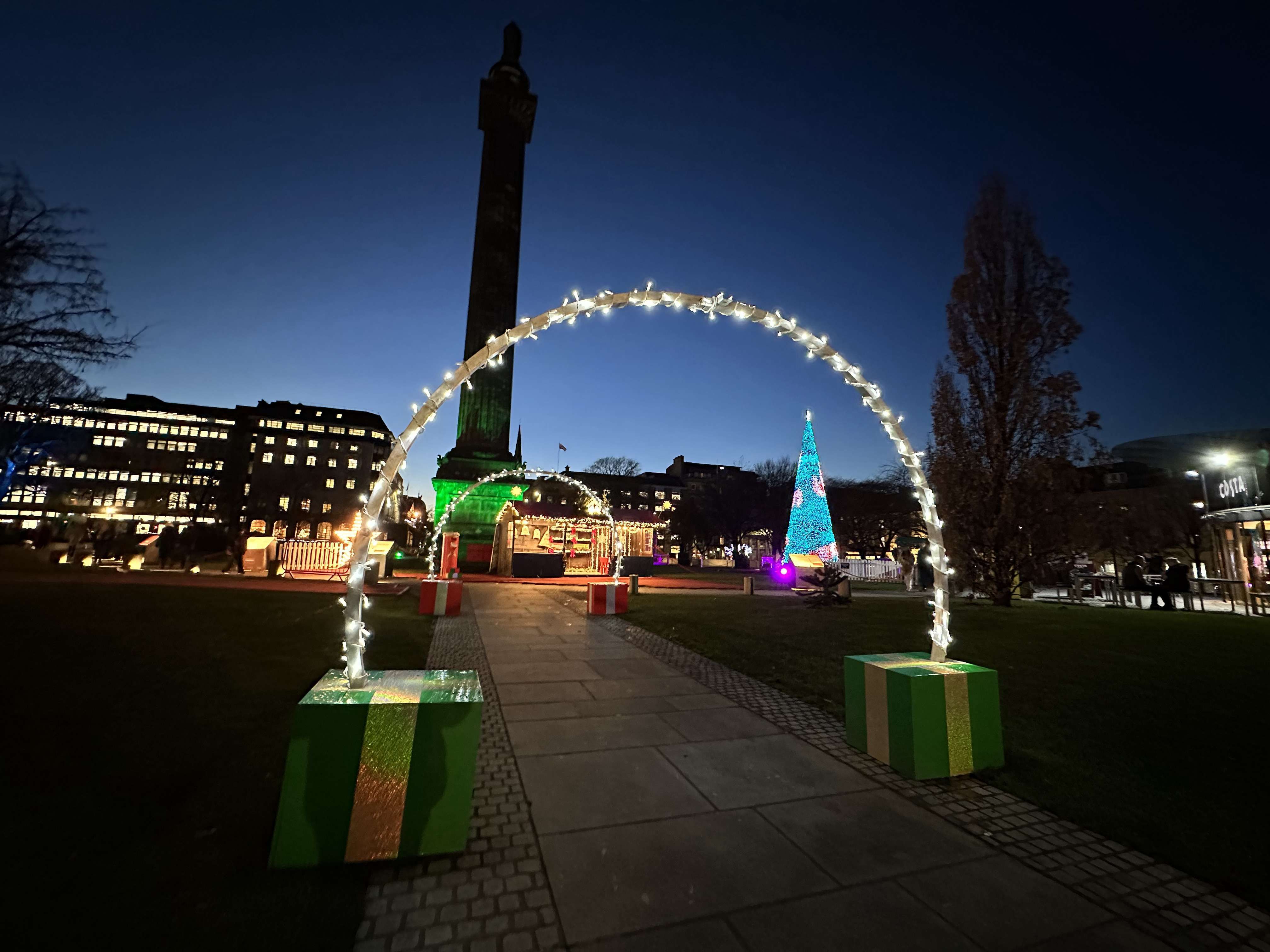 Piazza St Andrew square di sera con archi illuminati e albero di natale