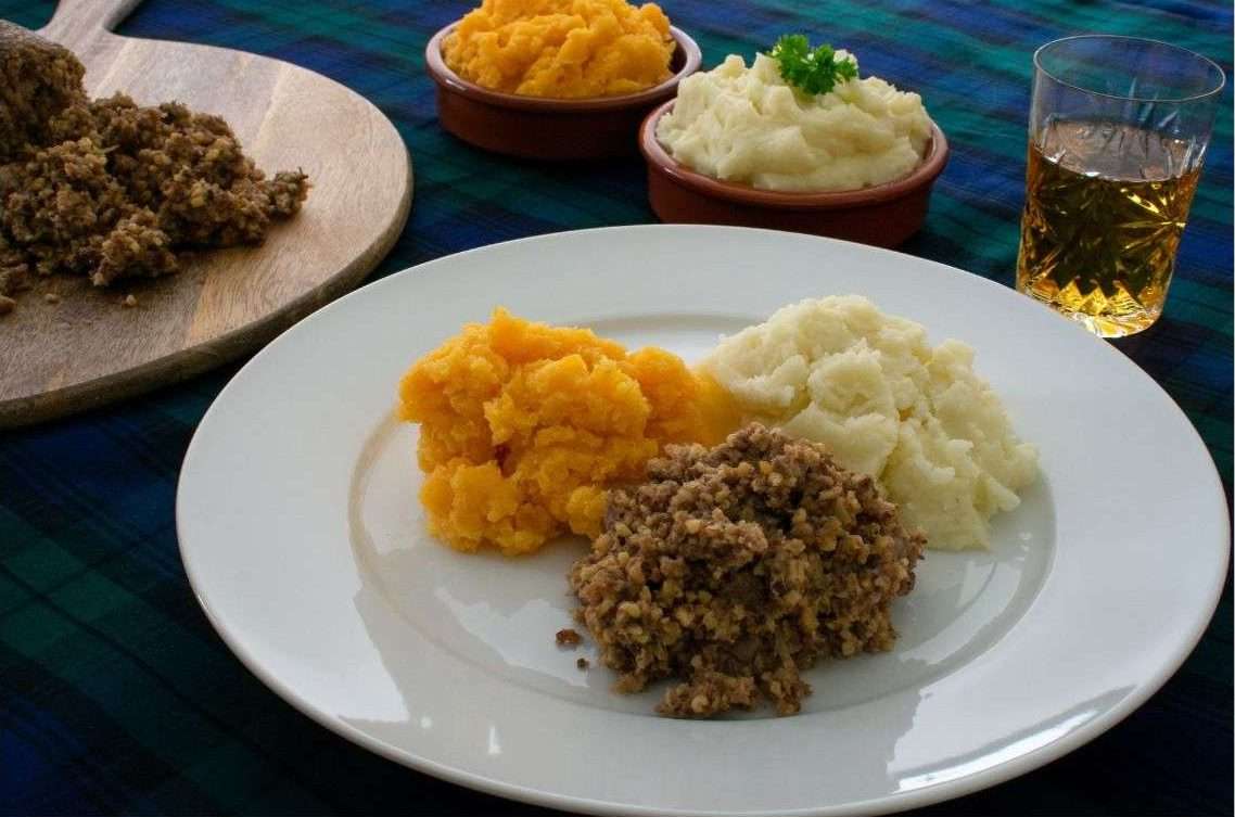 Piatto con haggis neeps and tatties