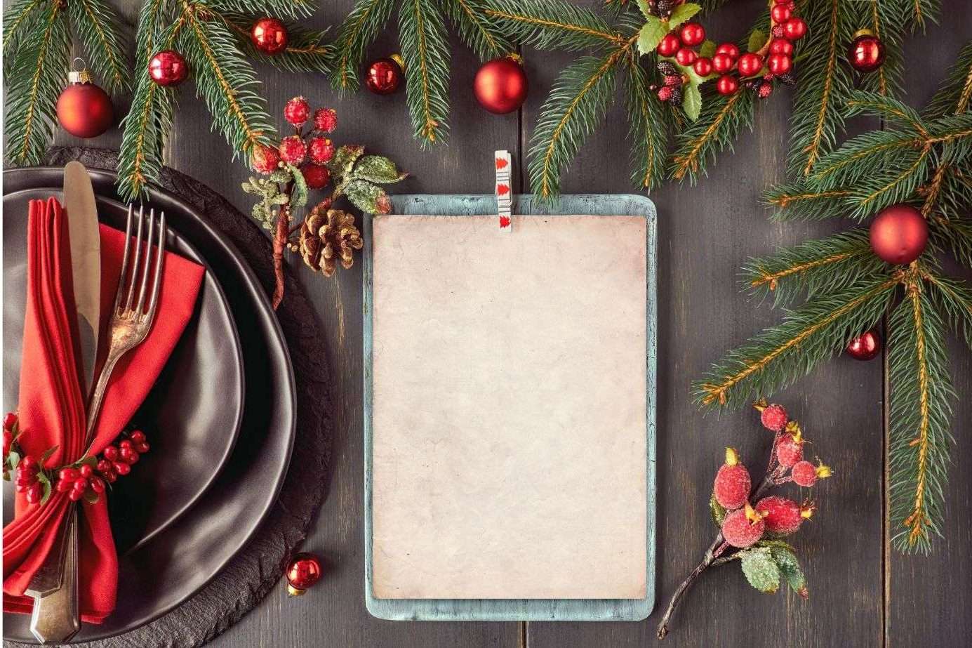 Menu natale su tavolo di legno