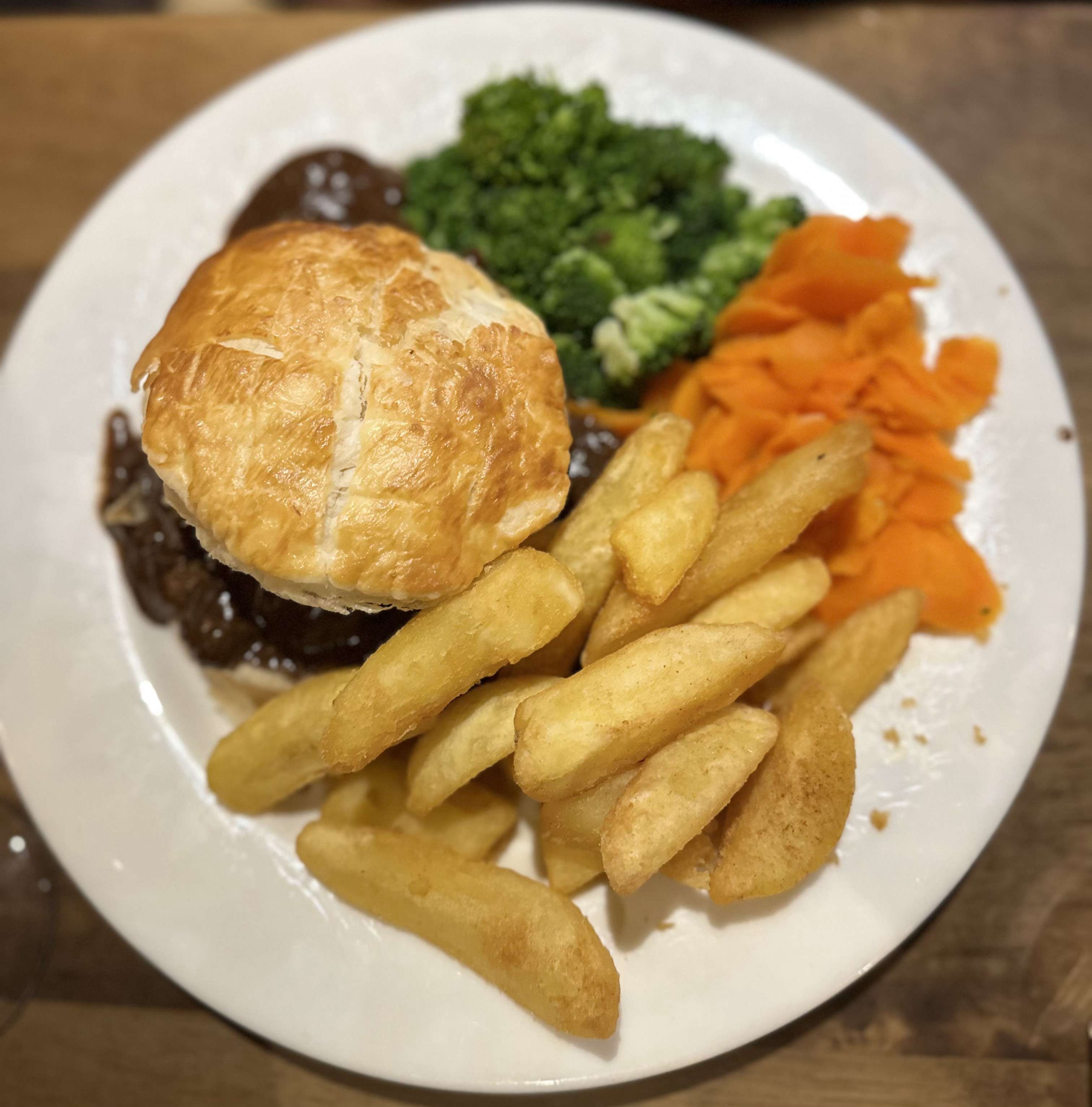 Tortino con carne patatine fritte carote e broccoli