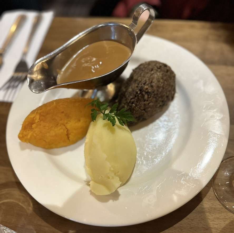 Piatto con haggis neeps and tatties e salsa al whisky