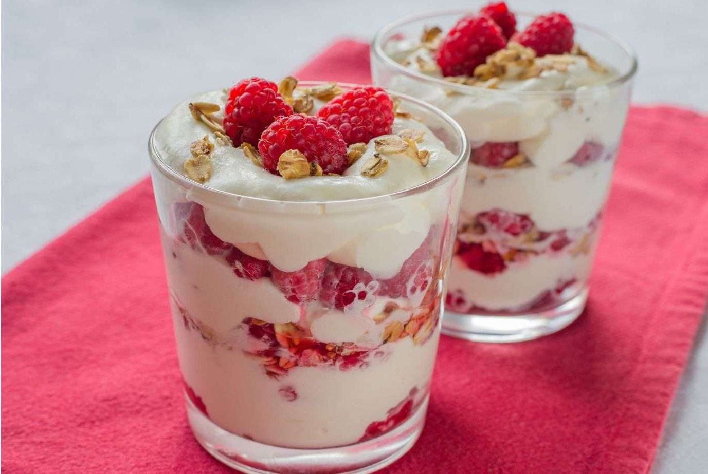 Cranachan, bicchiere con dolce scozzese e fragole