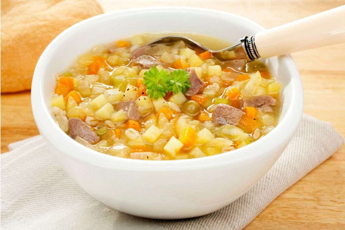 Piatto con zuppa Scotch Broth e cucchiaio