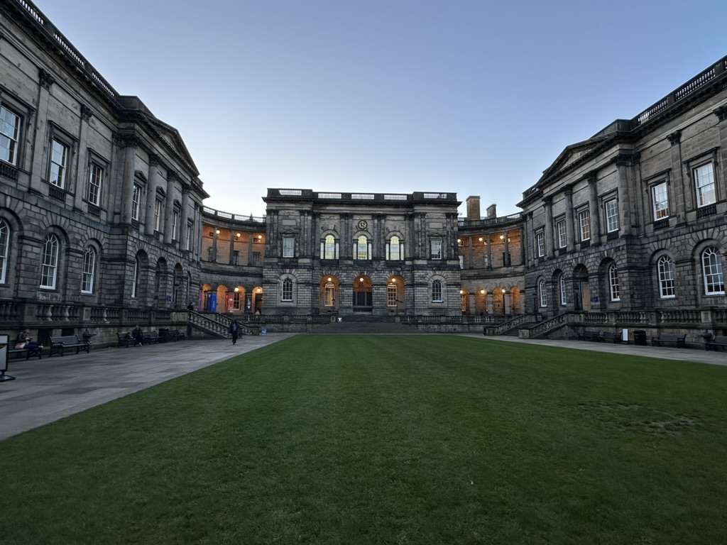 Università di Edimburgo con giardino davanti