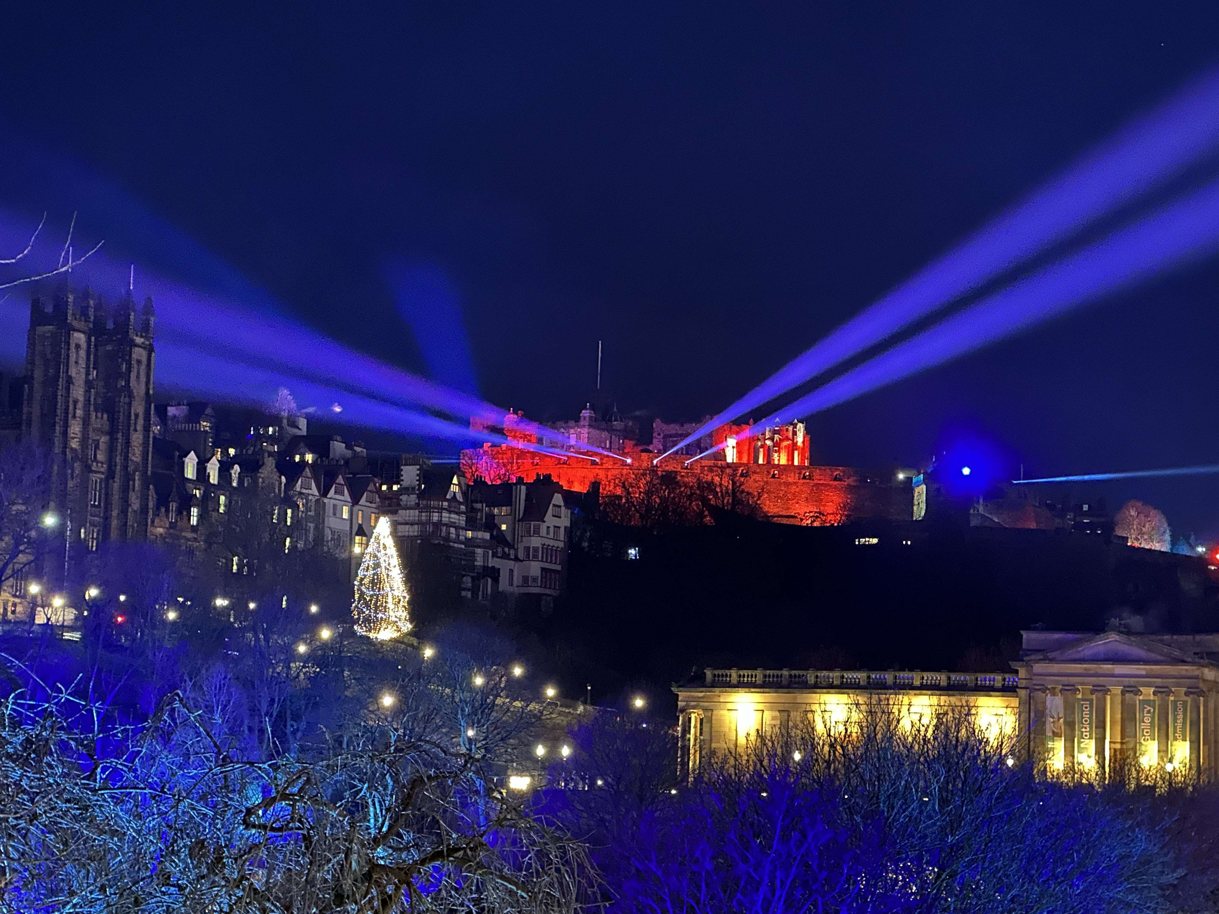 Evento di luci al castello illuminato di Edimburgo a Natale