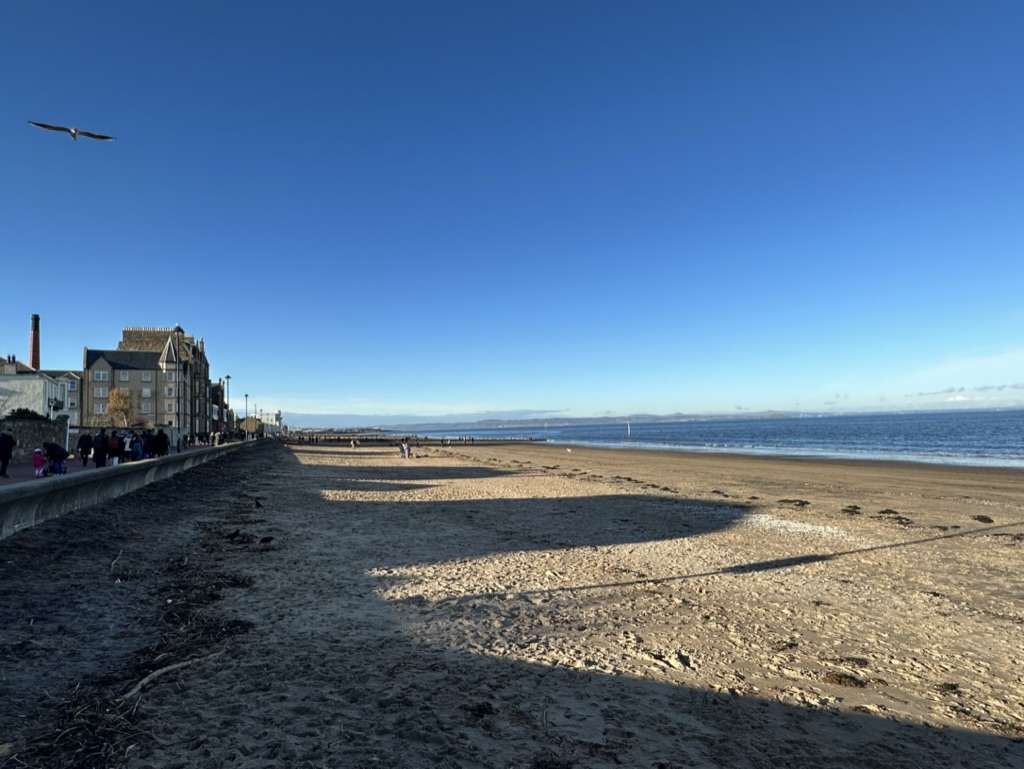 Portobello, uno dei quartieri di Edimburgo. Passeggiata su mare con sabbia dorata