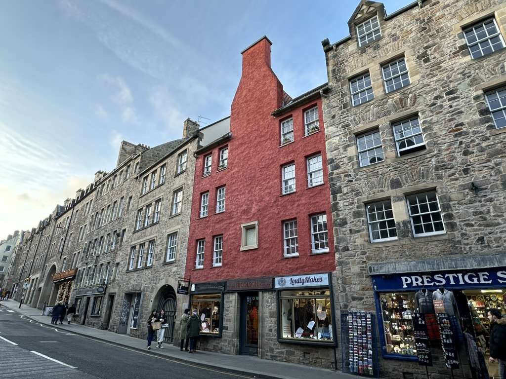 Strada con palazzi e negozi edimburgo