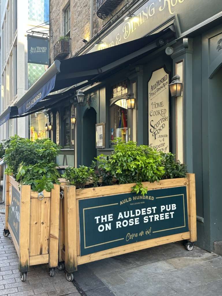 Facciata del pub Auld Hundred dove mangiare a Edimburgo