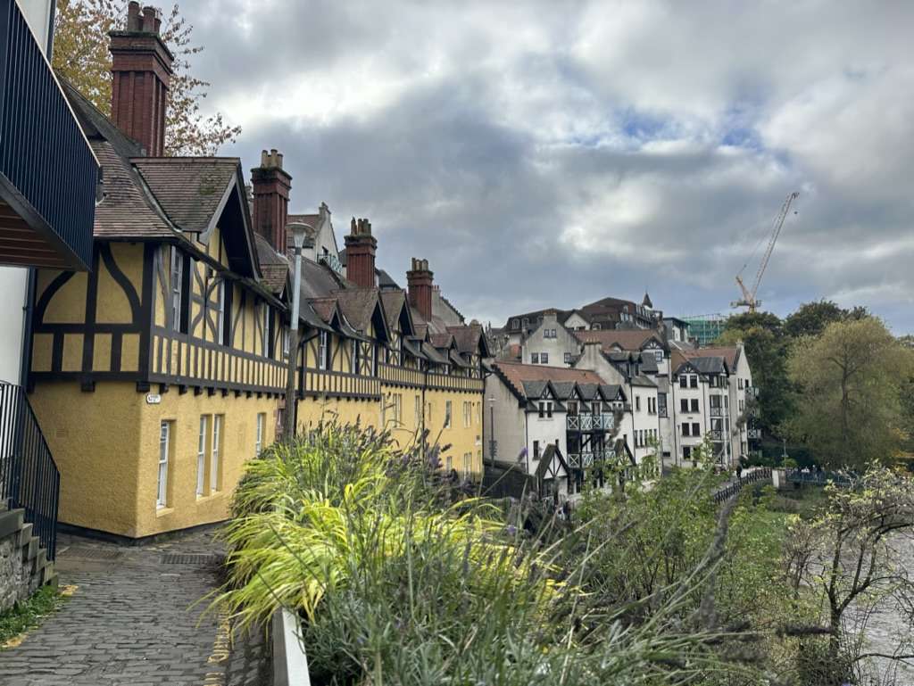 Dean Village, casette a schiera colorate sul fiume