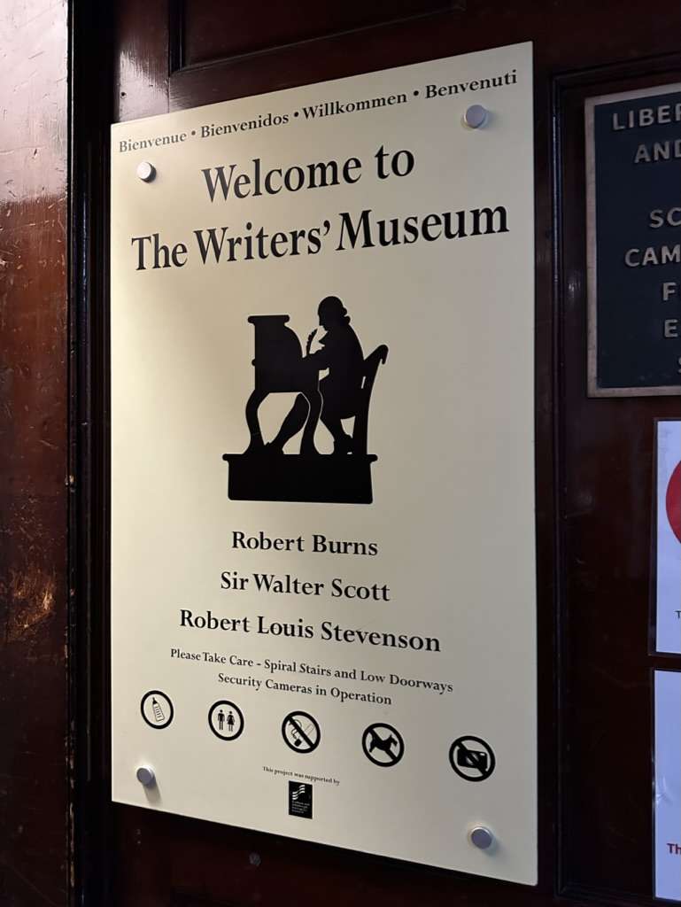 Insegna 'welcoome to the Writers' Museum', uno dei musei di Edimburgo