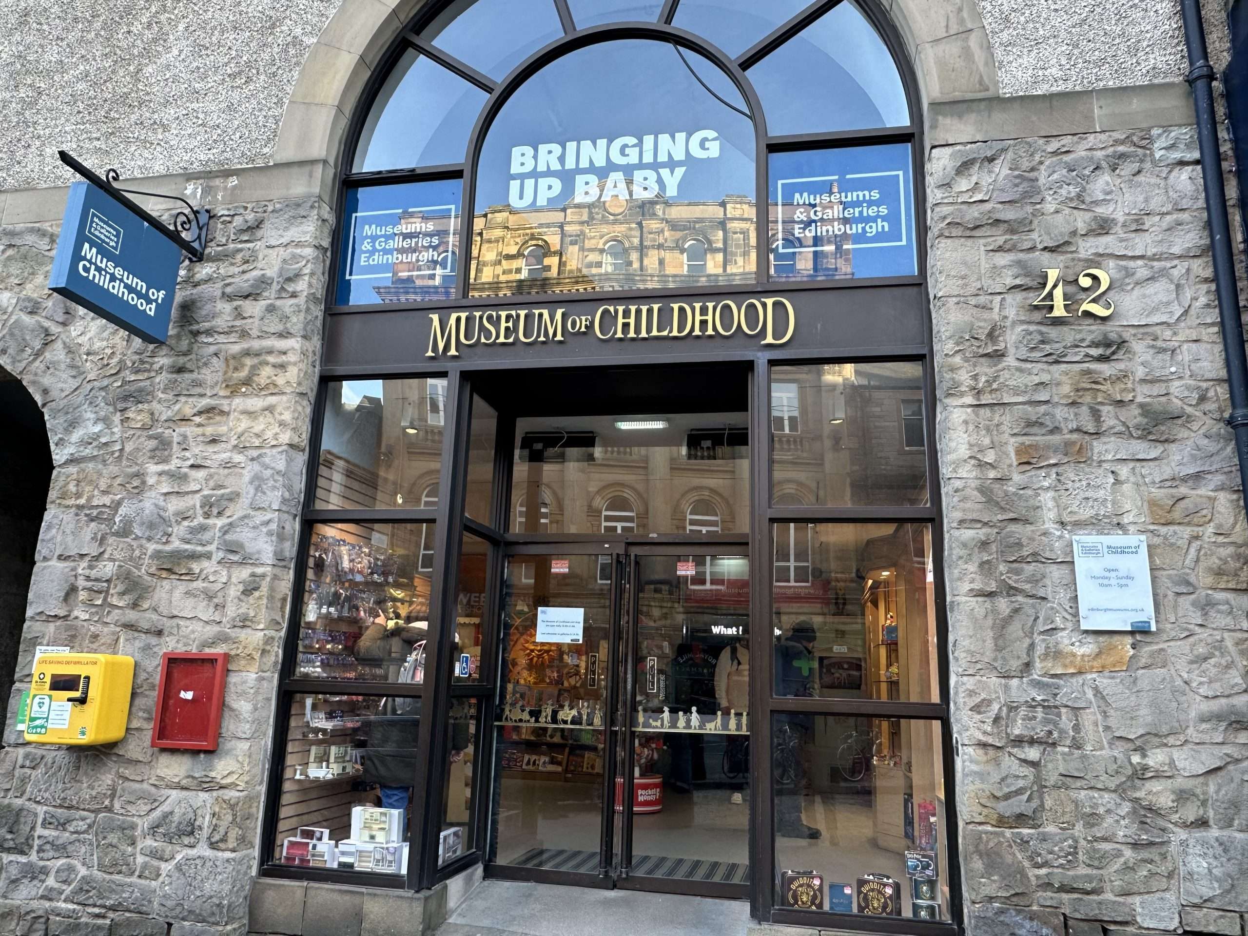 Facciata di "Museum of Childhood", uno dei musei di edimburgo