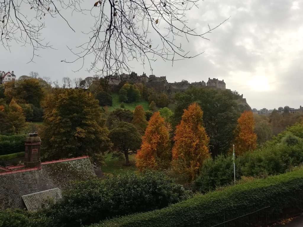 alberi con colori dell'autunno a Edimburgo clima brutto