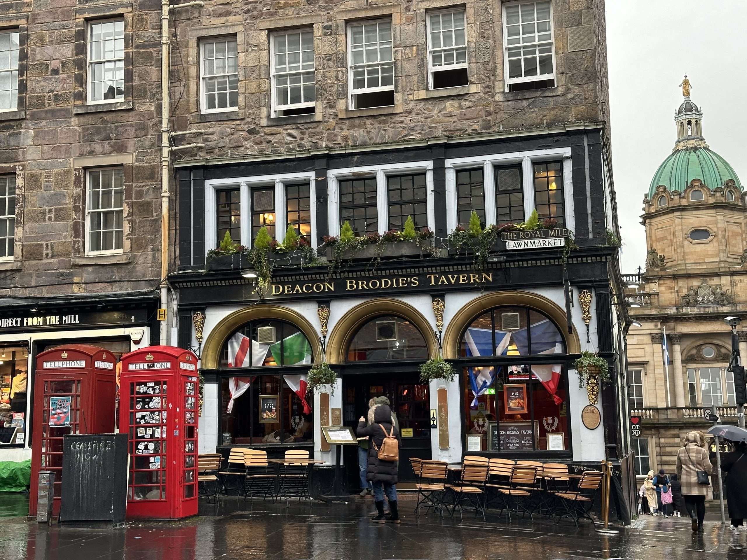 Facciata di pub con scritta "deacon brodie's Tavern" dove mangiare a Edimburgo