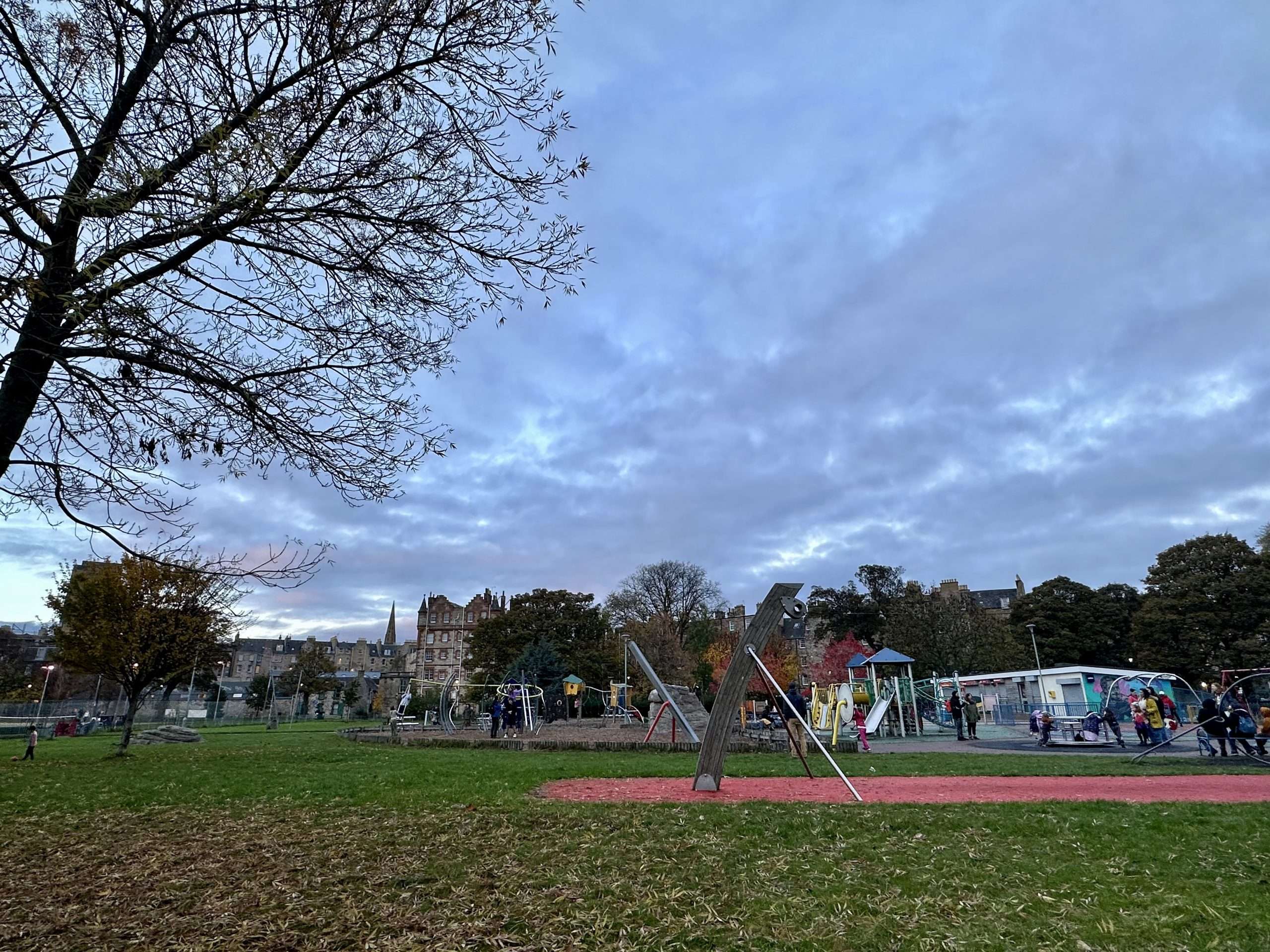 Parcogiochi con case in sottofondo, Marchmont