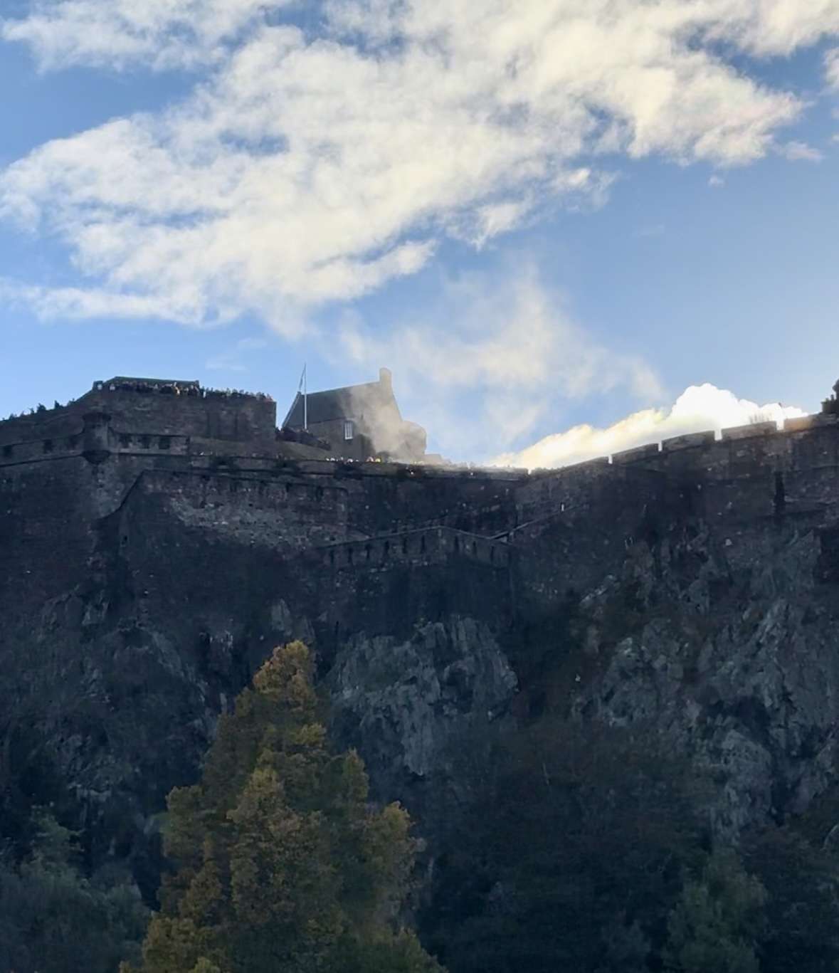 castello di Edimburgo con fumo del cannone