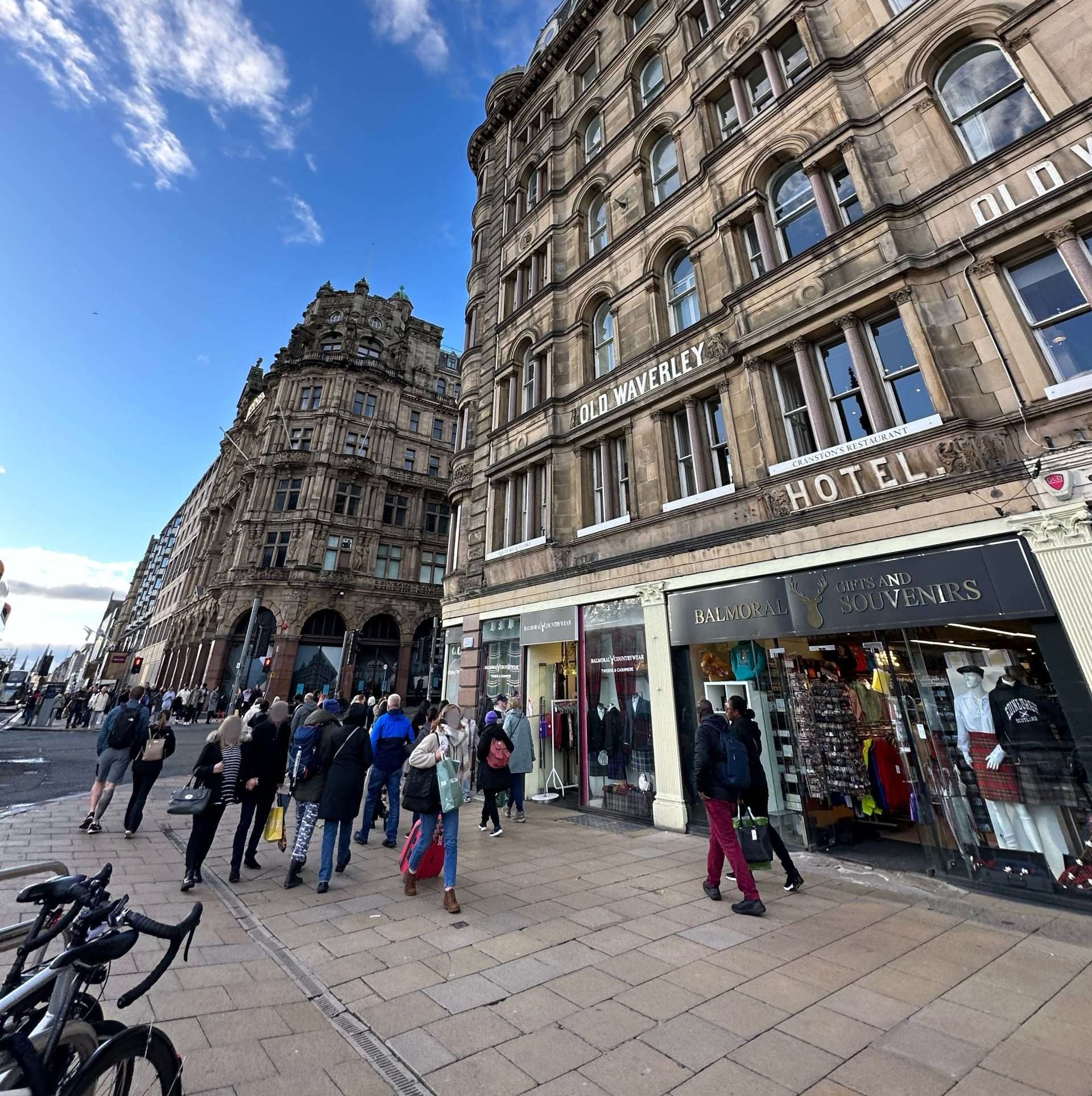 Strada Princes street con negozi a Edimburgo