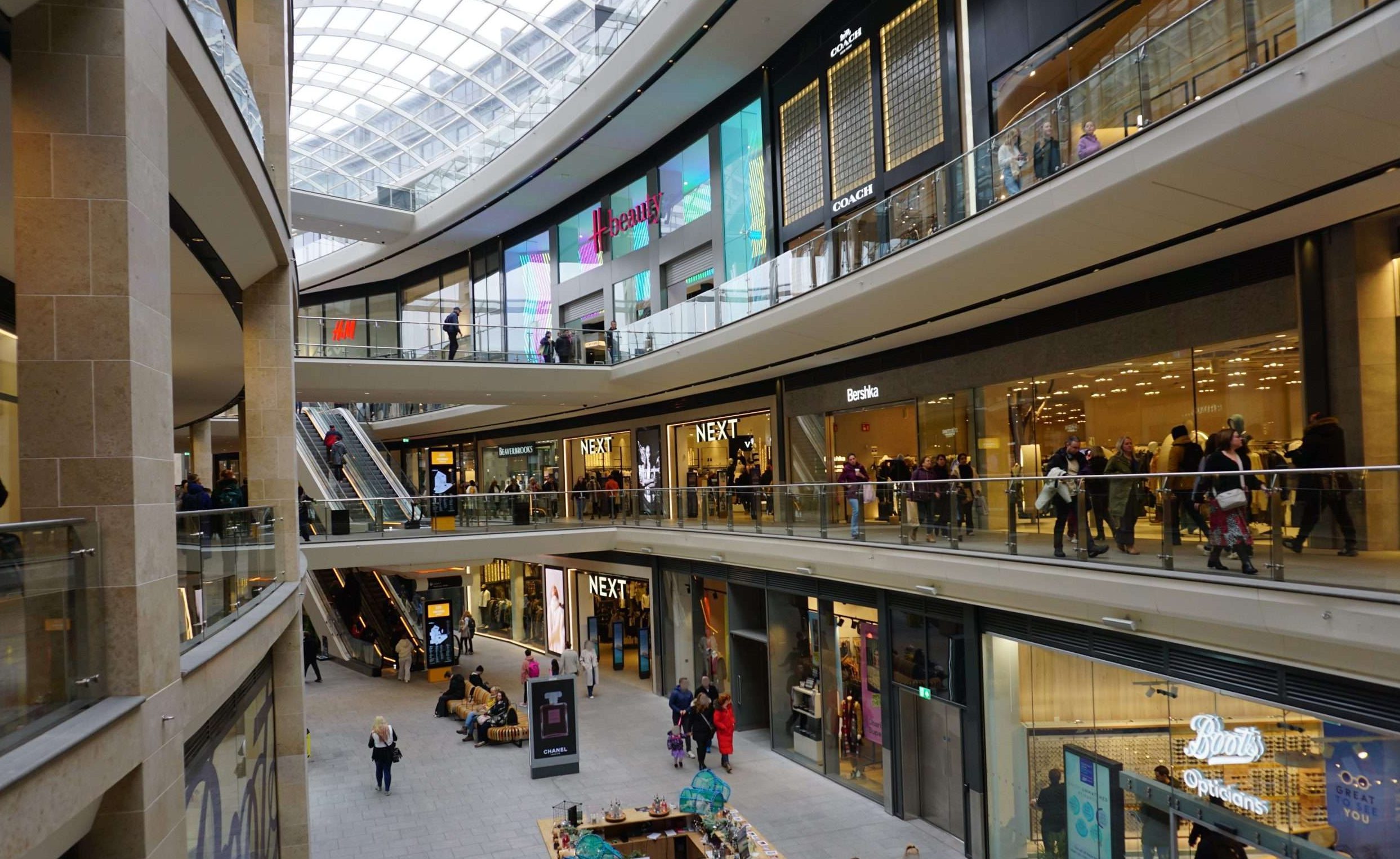 interno di un centro commerciale con negozi a Edimburgo