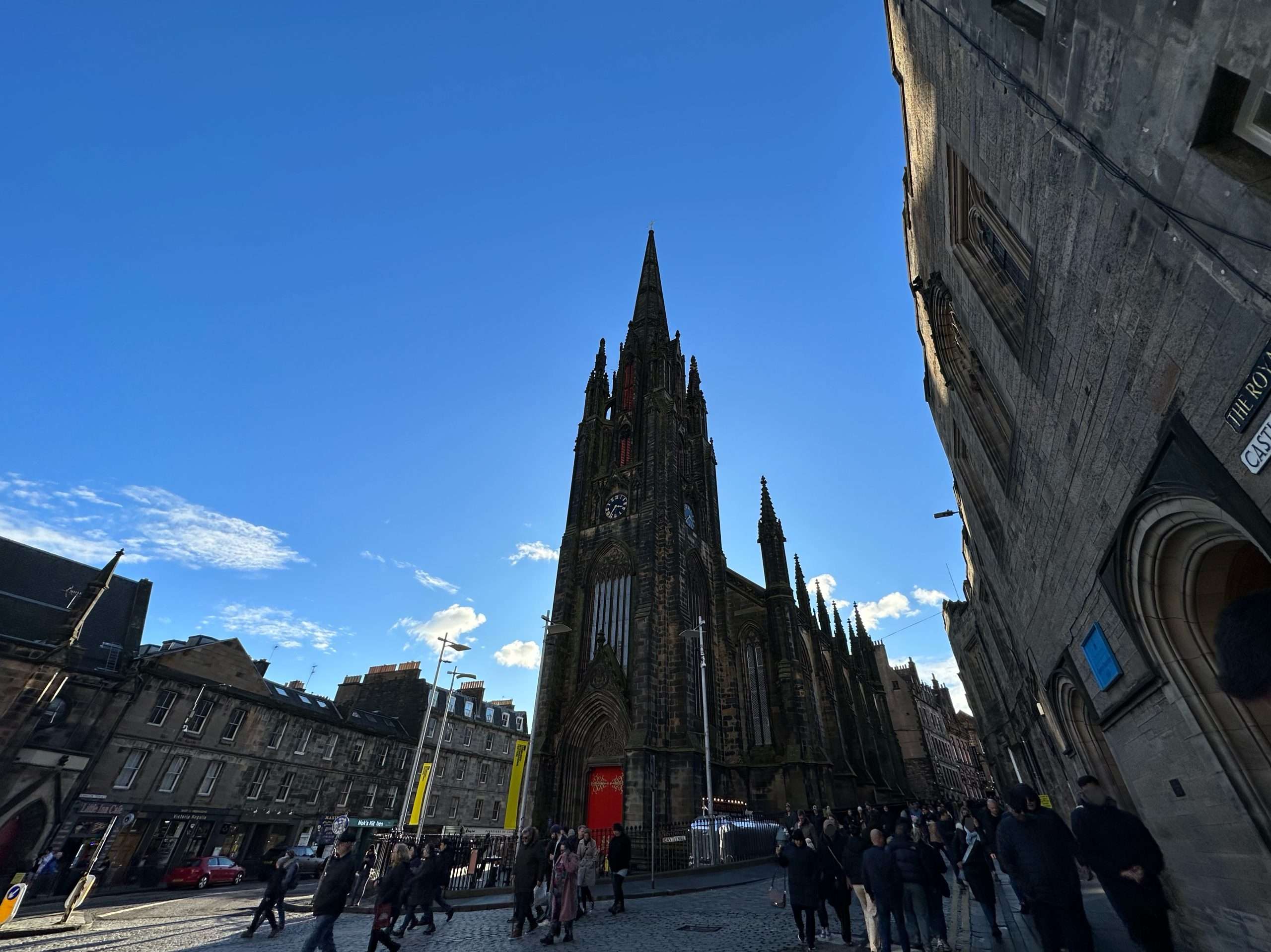 Centro Edimburgo con edifici e gente per strada, curiosità