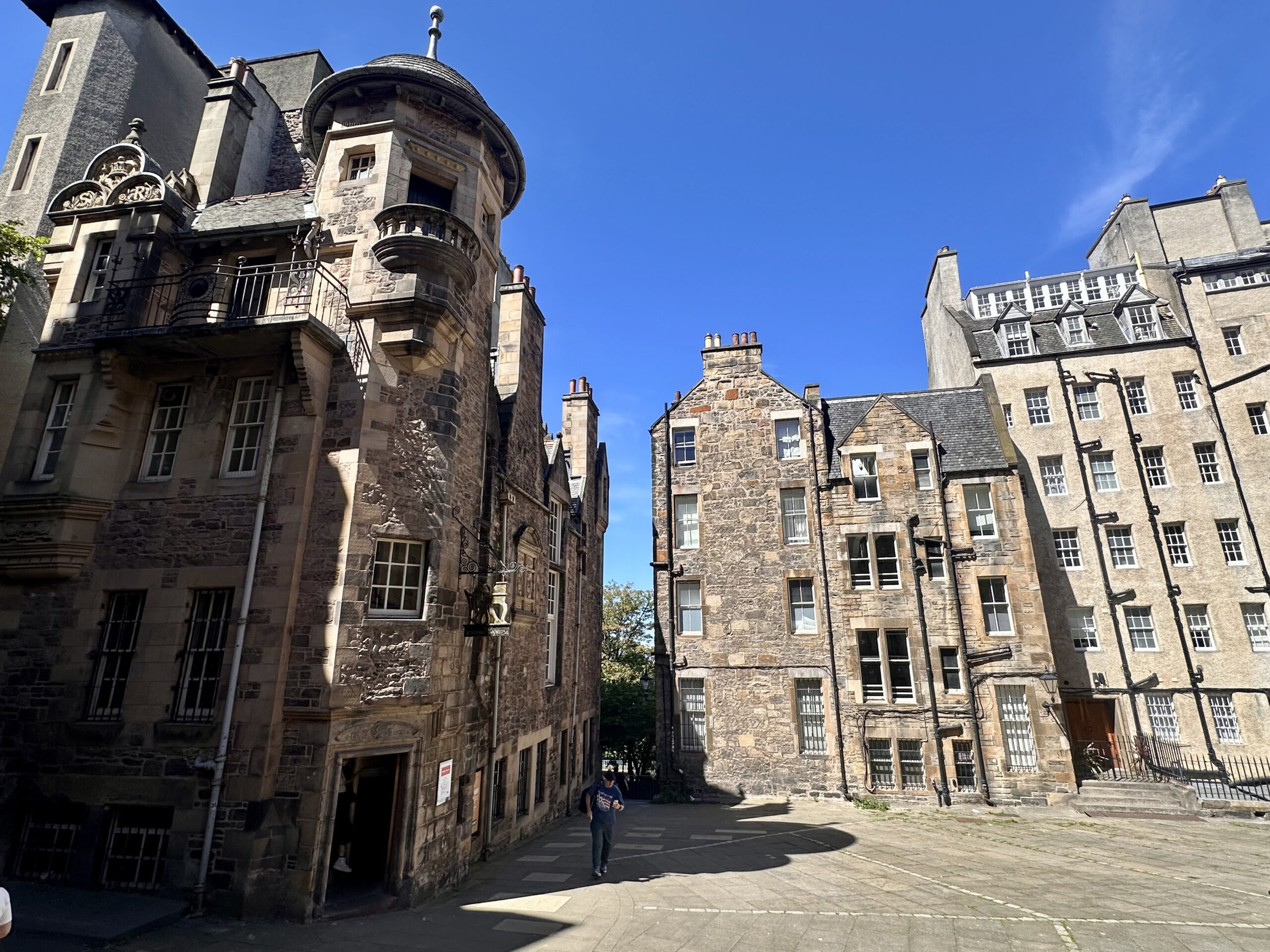 Facciata della piazza del Writers Museum a Edimburgo e cielo blu